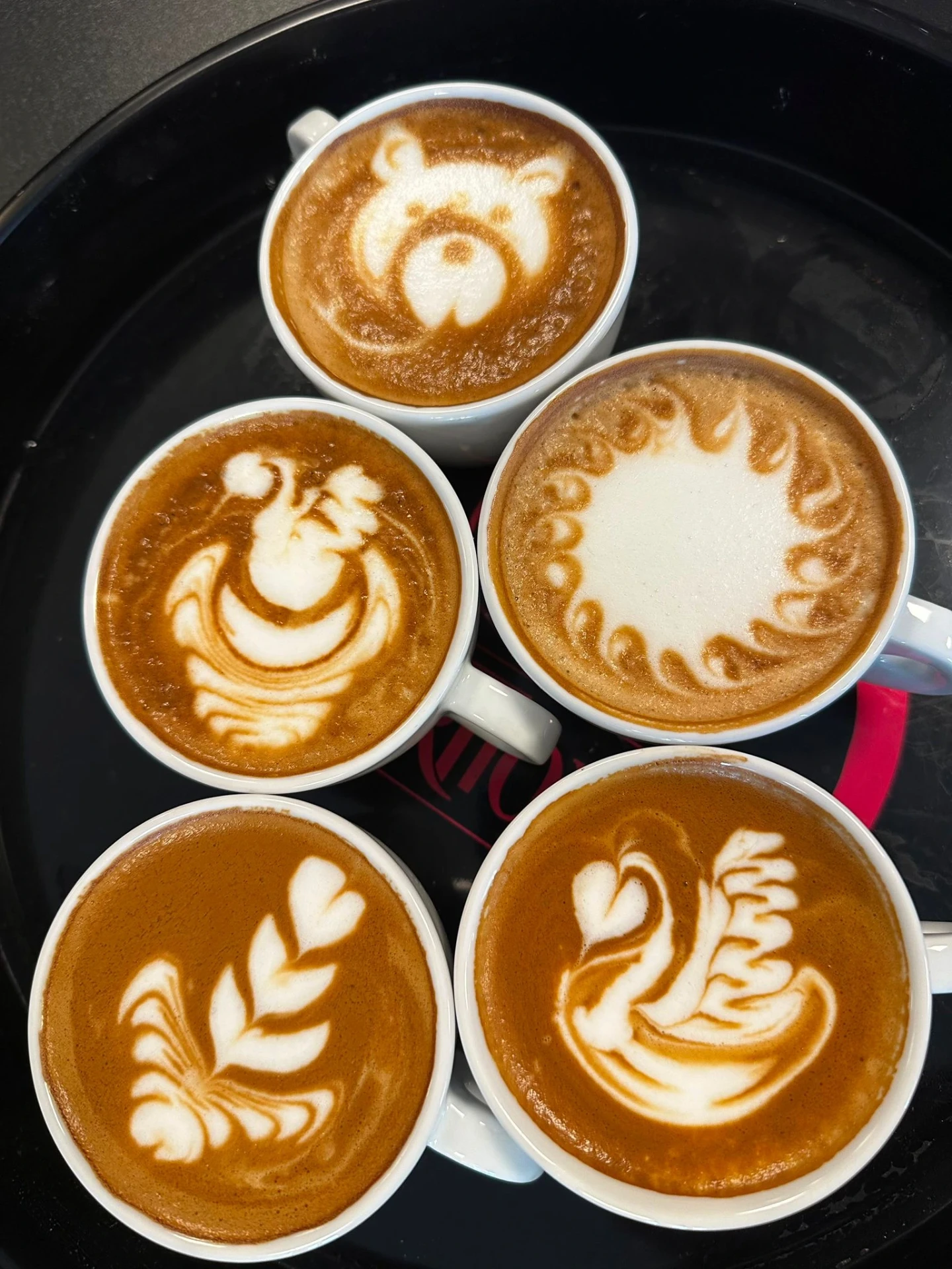 Latte art - cinque cappuccini