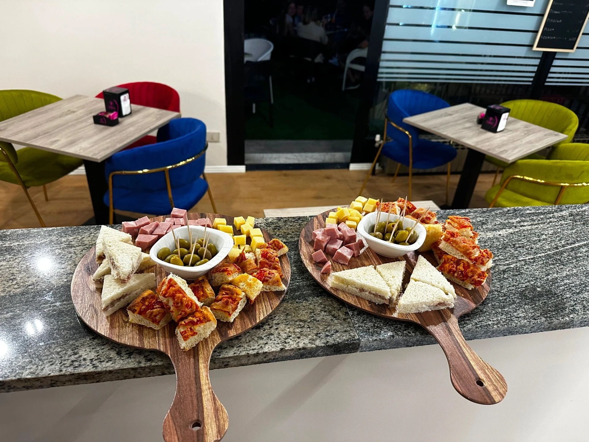 Aperitivo con taglieri