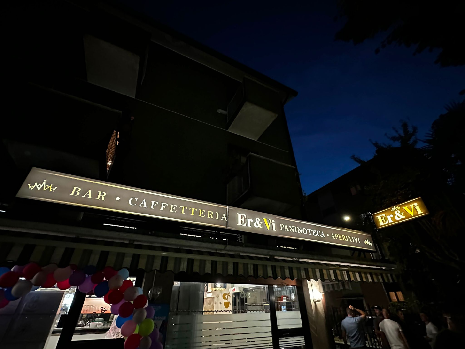 Esterno del locale di sera